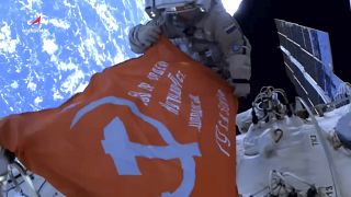 A Roszkozmosz űrhajósai szovjet győzelmi zászlóval 2022. április 28-án, csütörtökön