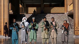 مسلحون من حركة طالبان يحرسون مسجدا في كابول في عيد الفطر. 01/05/2022