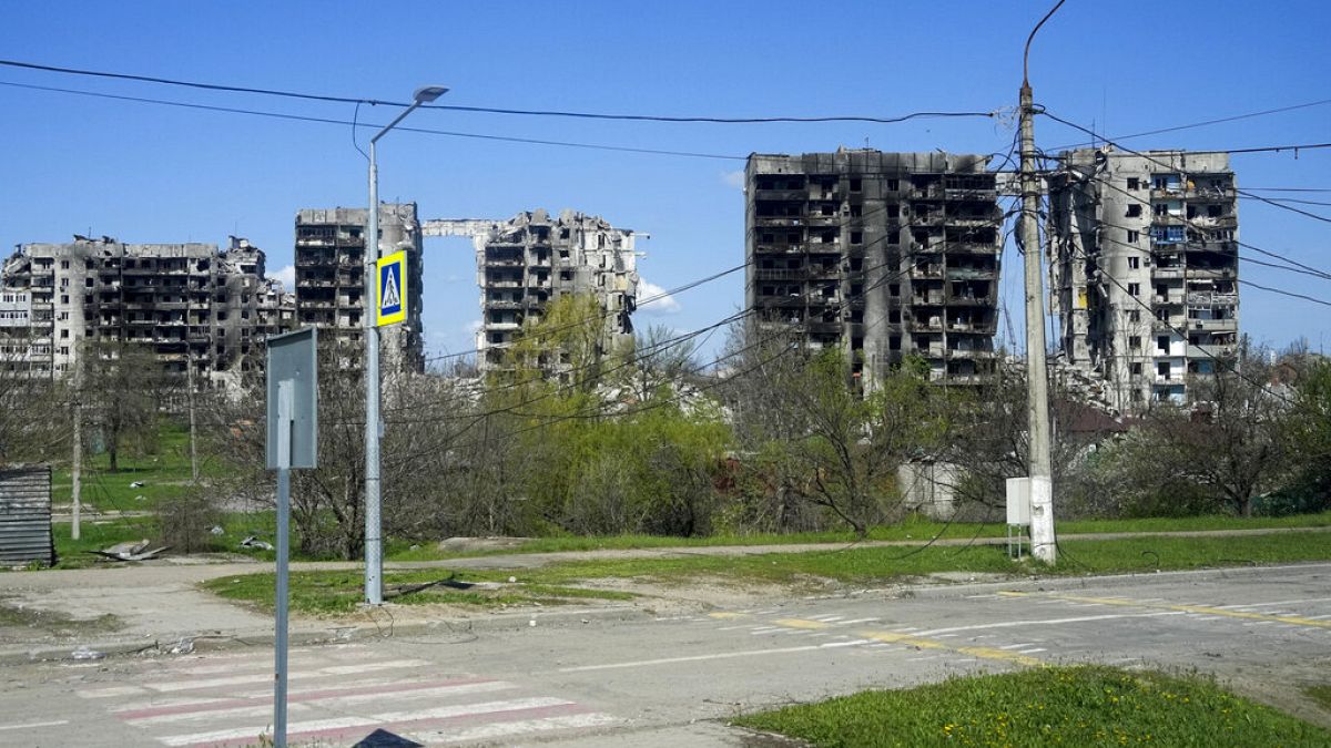 Üres utca és szétlőtt épületek Mariupolban