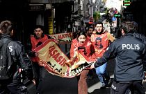 Türkische Bereitschaftspolizisten verhaften Demonstranten während einer Kundgebung zum Internationalen Tag der Arbeit in der Nähe des Taksim-Platzes