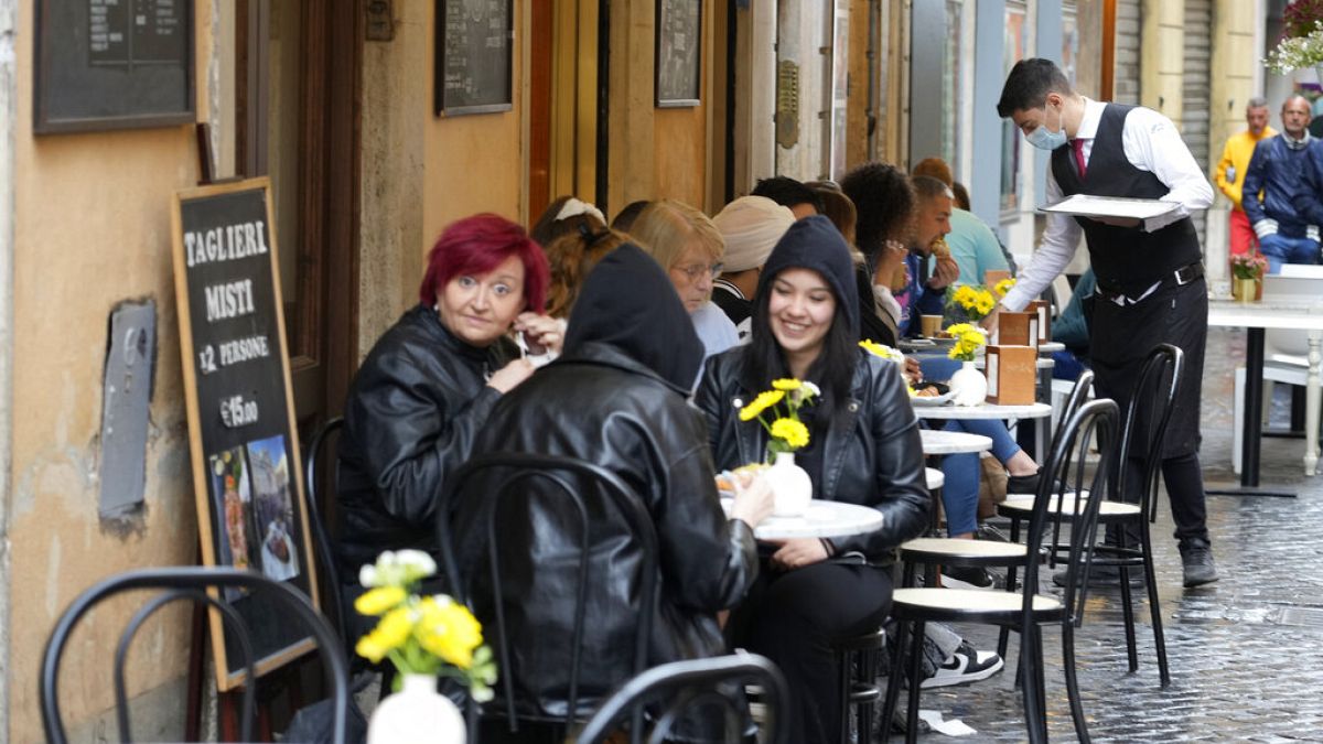 Des Italiens attablés à un restaurant de Rome, le 1er mai 2022.