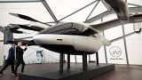 Besucher betrachten ein maßstabsgetreues Modell von Supernal im Urban-Air Port in Coventry