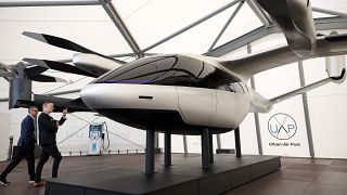 Besucher betrachten ein maßstabsgetreues Modell von Supernal im Urban-Air Port in Coventry
