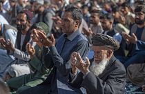 Imádkozó férfiak Ramadán idején 2022-ben