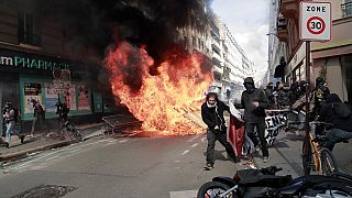Manifestantes durante una marcha de manifestación del Primero de Mayo en París, Francia, el domingo 1 de mayo de 2022