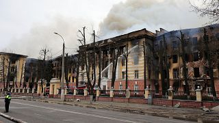 Пожарные тушат горящее здание Центрального научно-исследовательского института Воздушно-космических сил в Твери, 21 апреля 2022.