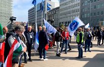 Trabajadores italianos protestan al frente de las instituciones europeas en Bruselas.