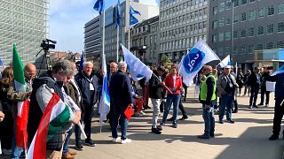 Trabajadores italianos protestan al frente de las instituciones europeas en Bruselas.