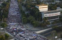 Miles de personas desfilan por una avenida durante una marcha del Primero de Mayo hacia la Plaza de la Revolución en La Habana, Cuba, el domingo 1 de mayo de 2022.