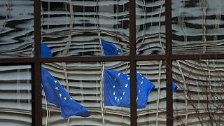 Σημαίες της Ευρωπαϊκής Ένωσης αντικατοπτρίζονται στο κτίριο του Ευρωπαϊκού Συμβουλίου στις Βρυξέλλες