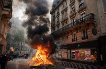 Rendbontók okozta tűz egy párizsi utcán 2022.május 1-jén