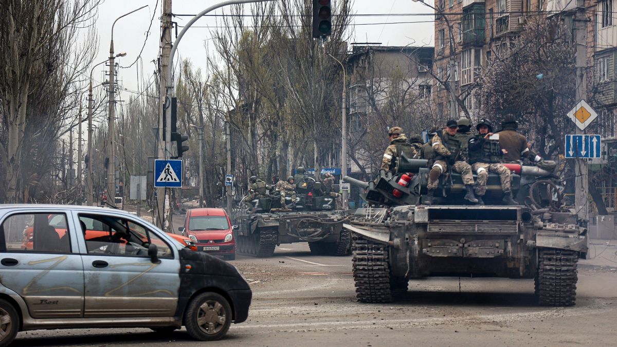 دبابات روسية في مدينة ماريوبول التي تسيطر عليها موسكو 