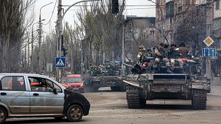 دبابات روسية في مدينة ماريوبول التي تسيطر عليها موسكو