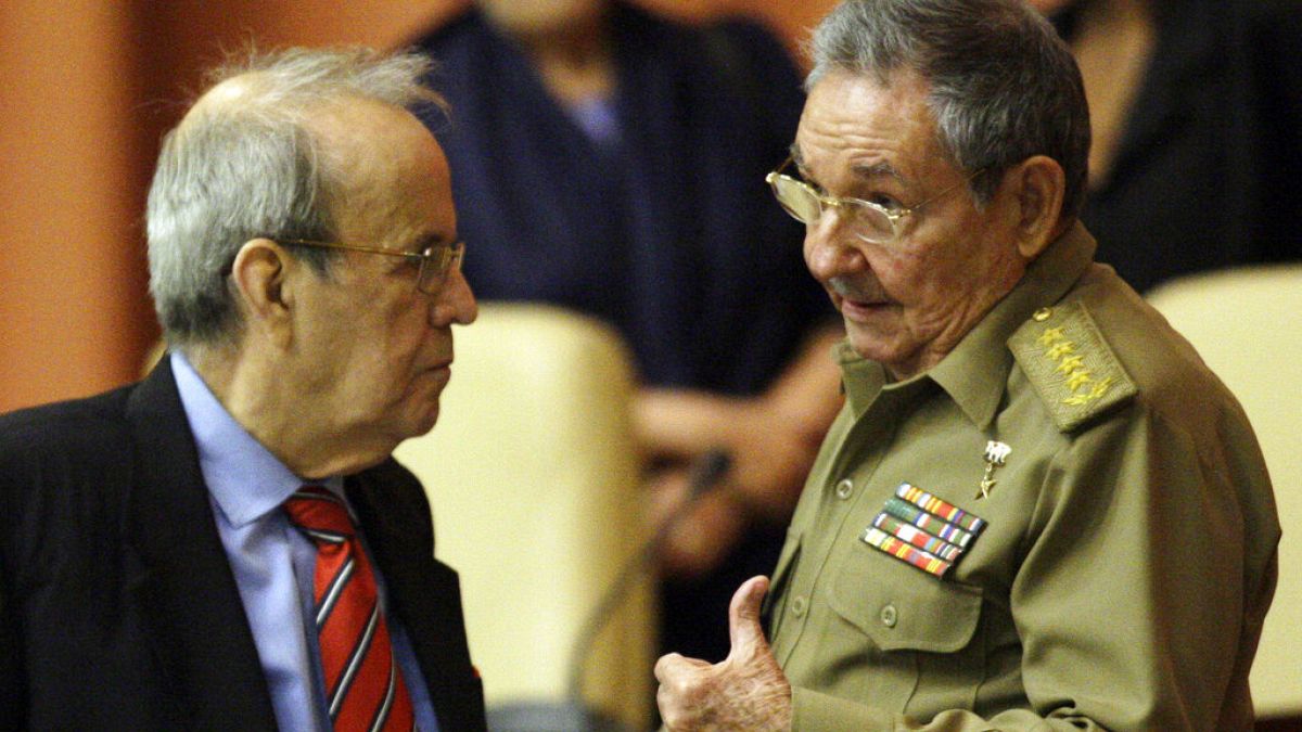 Imagen de archivo de 2012 de Ricardo Alarcón, a la sazón presidente de la Asamblea Nacional, con el entonces presidente Raúl Castro
