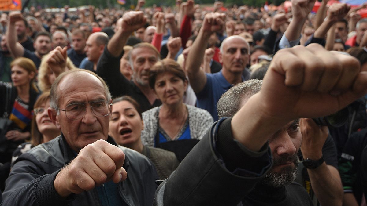 Tüntetők Jerevánban 2022. május 1-jén. 