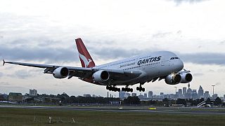 Un avión de Qantas en el momento del despegue. 