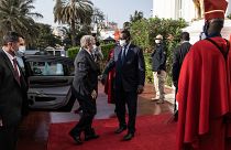Der senegalesische Präsident Macky Sall begrüßt UN-Generalsekretär Antonio Guterres bei seiner Ankunft im Präsidentenpalast in Dakar, 01.02.2022