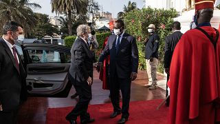 Macky Sall szenegáli elnök (középen jobbra) Antonio Guterres ENSZ-főtitkárt üdvözli Dakarban.