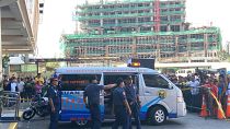 رجال الأمن يقفون خارج V-Mall في مانيلا، الفلبين
