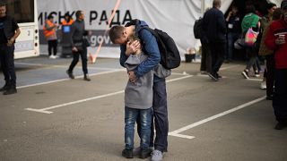 Долгожданная встреча: Андрей Федоров обнимает сына Макара в центре приема беженцев в Запорожье
