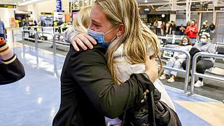 Οικογένειες αγκαλιάζονται μετά από πτήση από το Λος Άντζελες που έφτασε στο διεθνές αεροδρόμιο του Όκλαντ