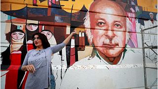 جدارية للشاعر العراقي مظفّر النواب في بغداد من رسم الفنانة وجدان الماجد