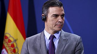 El presidente del Gobierno español, Pedro Sánchez, asiste a una declaración de prensa.