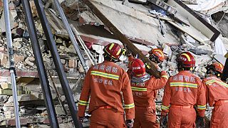 Çİn'de yıkılan binanın enkazı altında yaşam işareti bulmak için çalışmalarda son aşamaya gelindi
