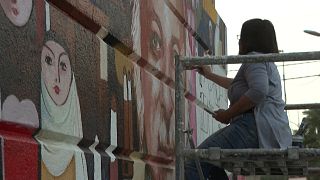 نقاشی هنرمند عراقی روی دیوارهای بغداد