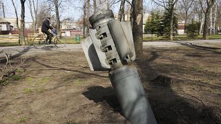 Разгонный блок ракеты, застрявший в парке города Чугуева под Харьковом. 8 апреля 2022