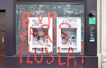 Grafitti über zerstörten Geldautomaten