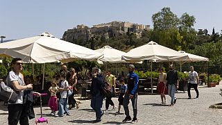Περαστικοί στο κέντρο της Αθήνας κοντά στην Ακρόπολη