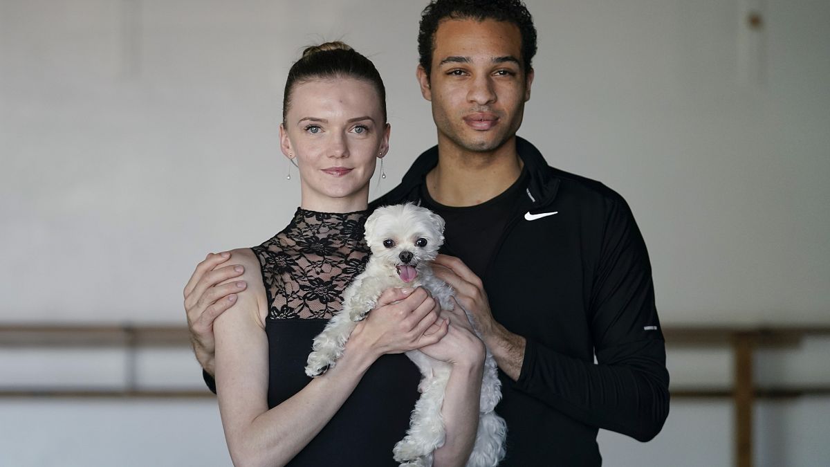Andrea Laššáková und Adrian Blake Mitchell posieren für ein Foto mit ihrem Hund Beau in Santa Monica.