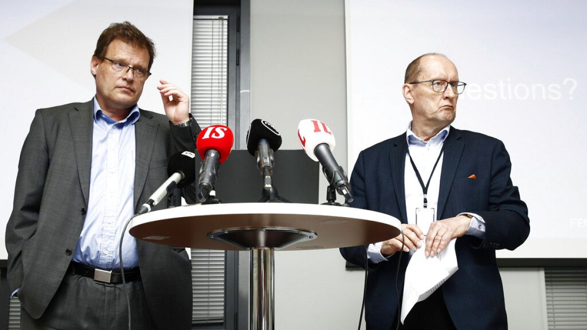 A Fennovoima elnöke, Esa Harmala, és a konzorcium vezérigazgatója, Joachim Specht bejelenti a szerződésbontást 2022. május 2-án