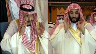 العاهل السعودي سلمان بن عبد العزيز وولي العهد محمد بن سلمان خلال صلاة أول أيام عيد الفطر في المملكة