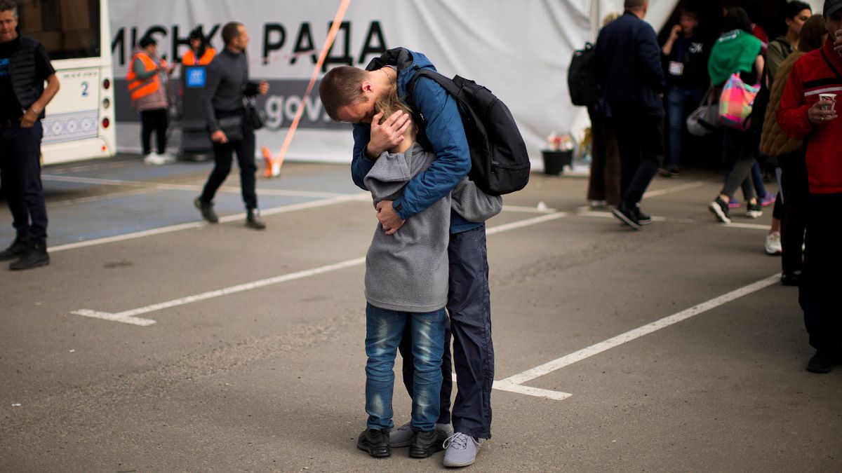Andrii Fedorov reencontra, em Zaporizhzhia, o filho Makar, resgatado de Mariupol com a mãe