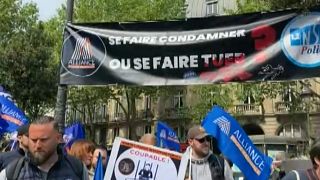 شرطة باريس في مسيرة تضامنية مع شرطي متهم بجريمة قتل