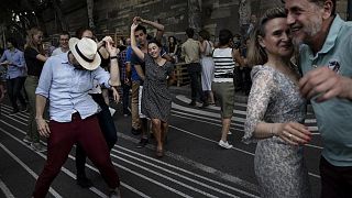 Sokakta dans eden Avrupalılar