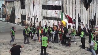 Manifestación en la frontera entre México y Estados Unidos