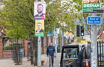 Des affiches électorales dans un quartier de l'ouest de Belfast (Irlande du Nord), le 2 mai 2022