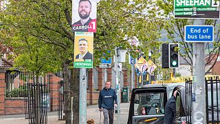 Des affiches électorales dans un quartier de l'ouest de Belfast (Irlande du Nord), le 2 mai 2022