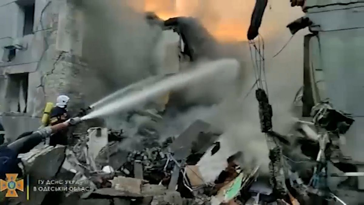 Pompieri spengono le fiamme a Odessa