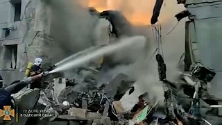 Tűzoltók oltják a lángokat Odesszában