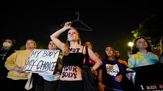 ما إن تسربت الأخبار عن اعتزام المحكمة الأميركية العليا إلغاء حق الإجهاض حتى نزل العشرات إلى التظاهر أمام مقرها