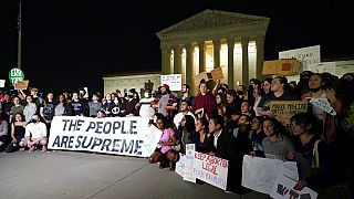 Tüntetők az Egyesült Államok Legfelsőbb Bíróságának épülete előtt.