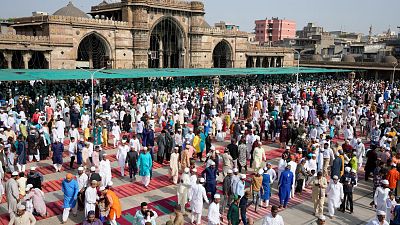 مسلمون يؤدون صلاة عيد الفطر في أحمد آباد الهندية