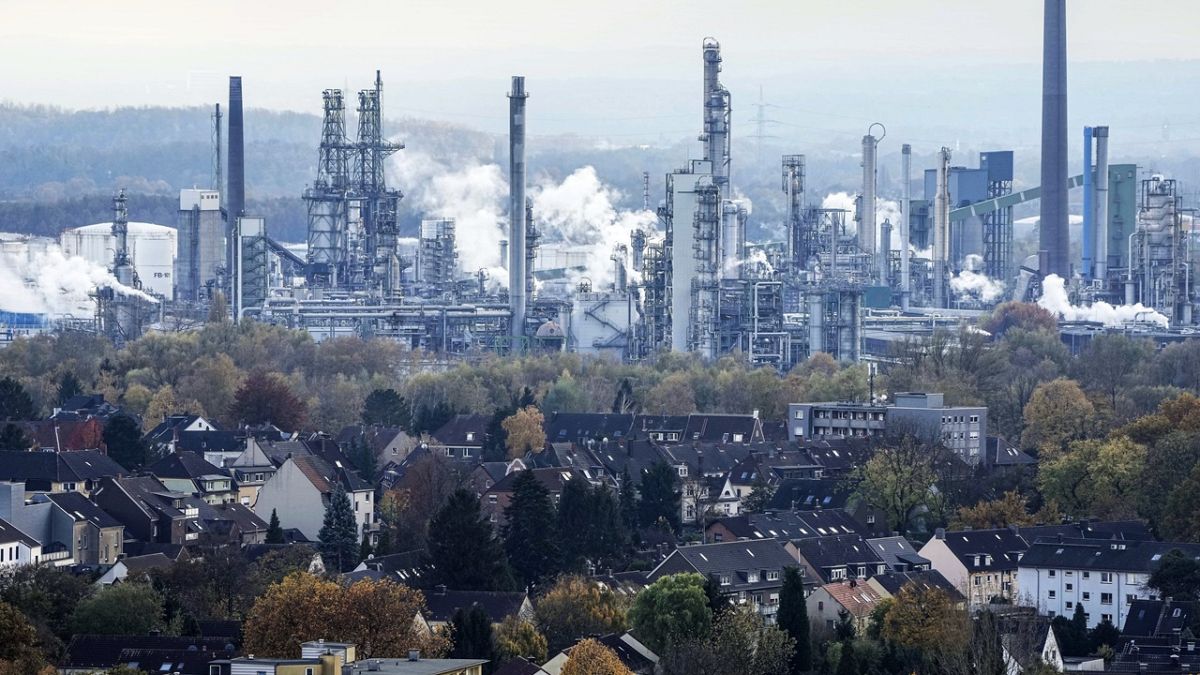 A União Europeia tem procurado libertar-se da dependência dos combustíveis fósseis russos