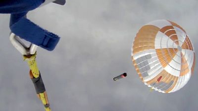 Une partie de la fusée est équipée d'un parachute pour être ensuite récupérée