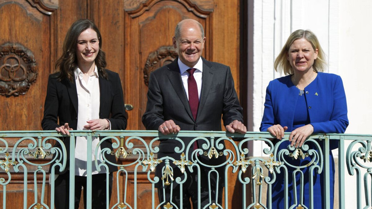 Bundeskanzler Olaf Scholz und die finnische Ministerpräsidentin Sanna Marin (links), die schwedische Ministerpräsidentin Magdalena Andersson (rechts)
