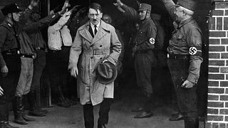 جنود يلقون التحية على أدولف هتلر أثناء مغادرته مقر الحزب في ميونيخ في 5 كانون الأول/ديسمبر 1931